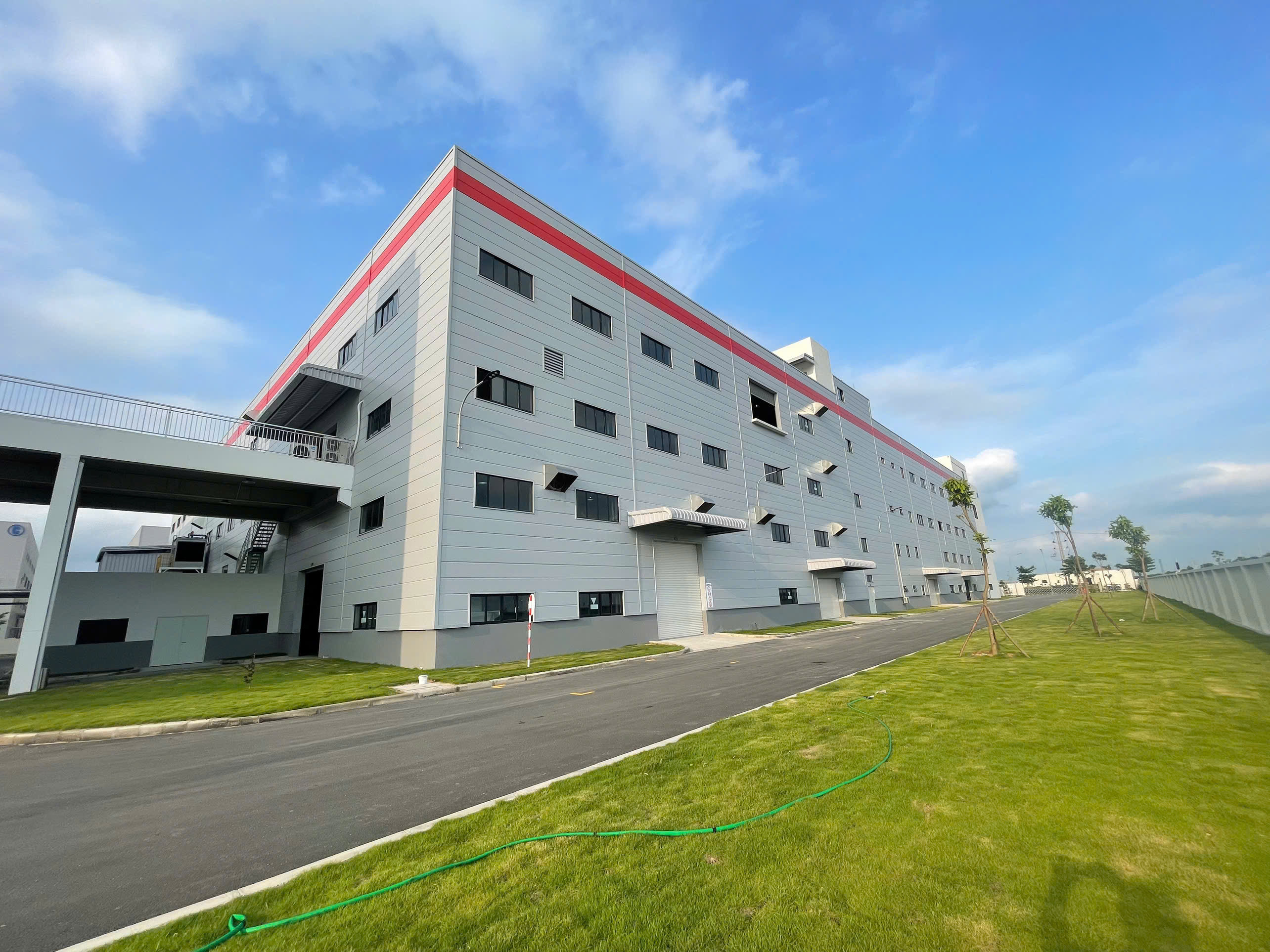 Hoàn thiện và bàn giao hạng mục vách panel- Dự án Nhà máy FOT Hưng Yên